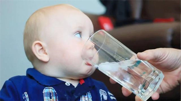 两三个月宝宝喝水会伤肾吗